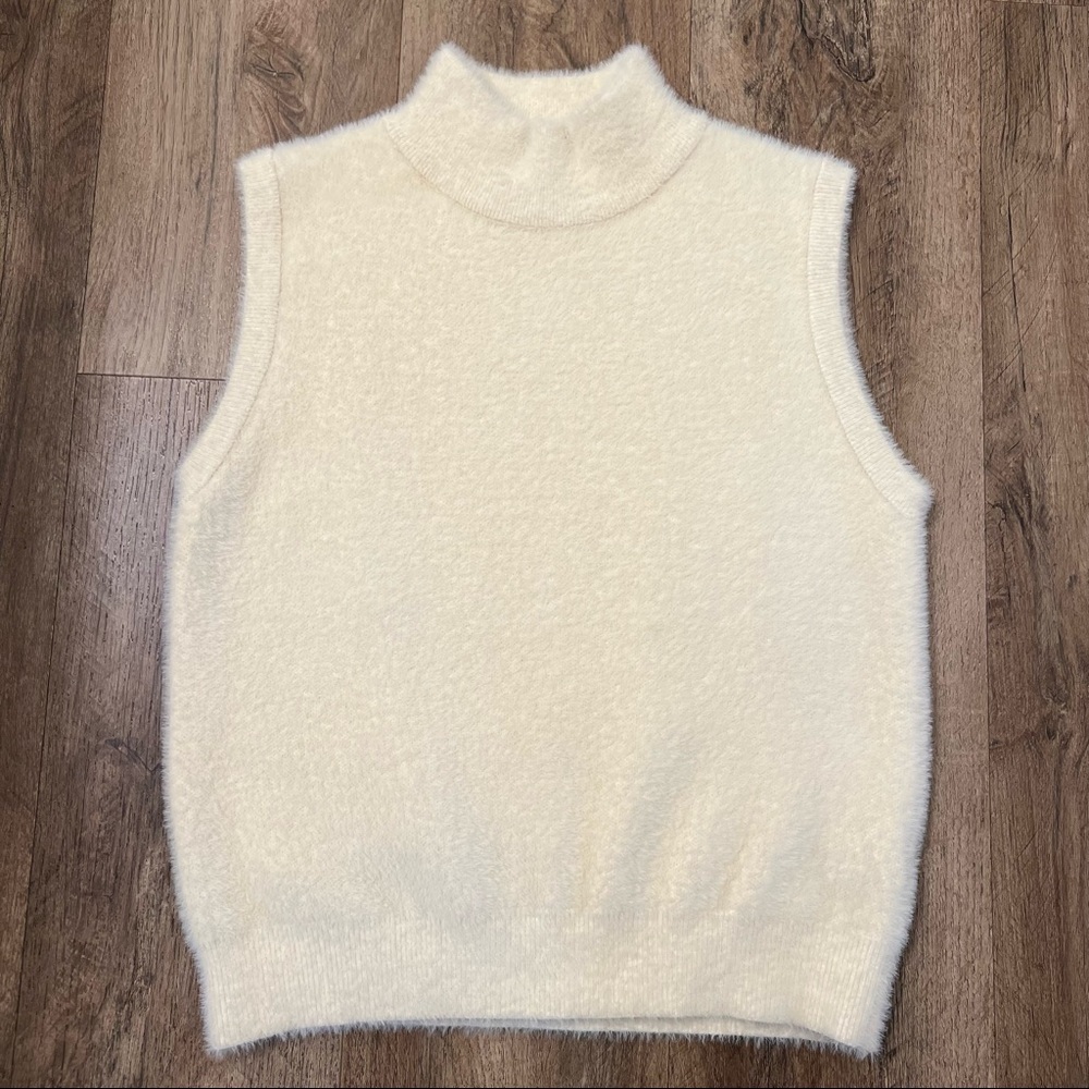 Motel Ivory Sleeveles Blouse‎